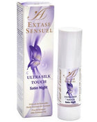 Ein schlanker weißer zylinderförmiger behälter mit extase sensuel ultra silk touch satin nachtmassageöl und lila schmetterlingsmotiv