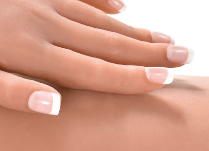 Hand mit gepflegten nägeln und french tip design in durchsichtigem rosa mit weißen spitzen bei extremetoyz pipedream fantasy dolls carmen puppe 165 cm