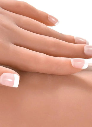 Hand mit gepflegten nägeln und french tip design in durchsichtigem rosa mit weißen spitzen bei extremetoyz pipedream fantasy dolls carmen puppe 165 cm