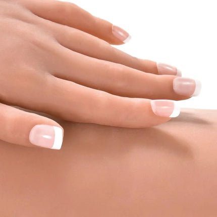 Hand mit gepflegten nägeln und french tip design in durchsichtigem rosa mit weißen spitzen bei extremetoyz pipedream fantasy dolls carmen puppe 165 cm