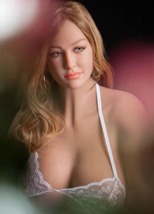 Eine lebensechte blonde frau in weißem spitzen-bh mit zarten floralen mustern von extreme toyz pipedream puppen bianca 163 cm