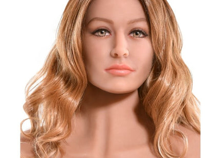 Ein realistischer silikonkopf mit langen welligen blonden haaren und detaillierten gesichtsmerkmalen von extreme toyz pipedream puppe ultimate fantasy bianca 163 cm