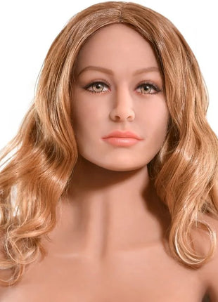 Ein realistischer silikonkopf mit langen welligen blonden haaren und detaillierten gesichtsmerkmalen von extreme toyz pipedream puppe ultimate fantasy bianca 163 cm