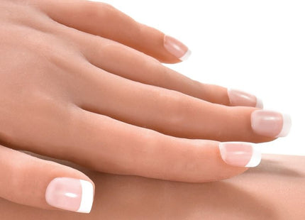 Eine hand mit gepflegten nägeln im classic french tip design in softem nude und weißen spitzen bei extreme toyz pipedream extreme ultimate fantasy puppen kitty 168 cm
