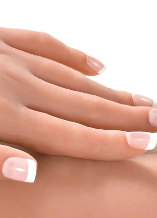 Eine hand mit gepflegten nägeln im classic french tip design in softem nude und weißen spitzen bei extreme toyz pipedream extreme ultimate fantasy puppen kitty 168 cm