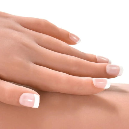Eine hand mit gepflegten nägeln im classic french tip design in softem nude und weißen spitzen bei extreme toyz pipedream extreme ultimate fantasy puppen kitty 168 cm