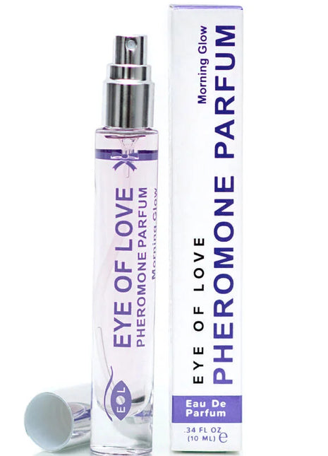 Klarer glas-sprühflasche mit silberkappe und lila etikett enthält eye of love pheromon parfum 10 ml morning glow