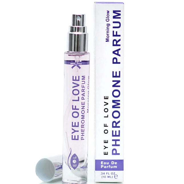 Klarer glas-sprühflasche mit silberkappe und lila etikett enthält eye of love pheromon parfum 10 ml morning glow