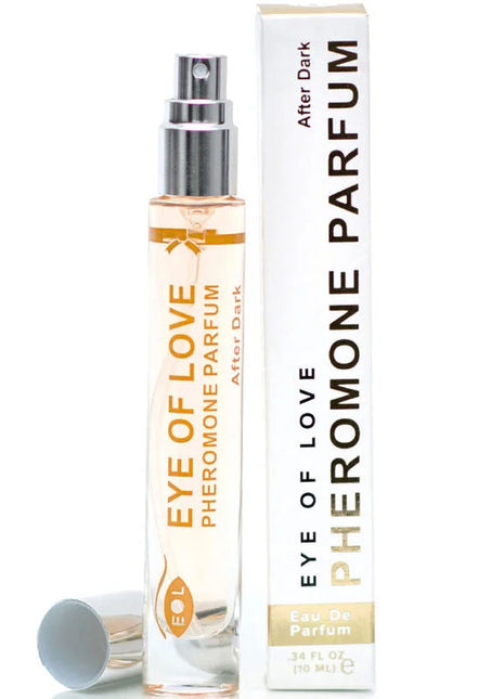 Klarer glas-sprühflasche mit silberkappe und goldschrift eye of love pheromon parfum after dark neben weißer box