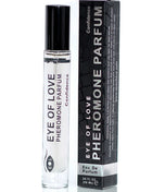 Klare glas-rollerflasche mit schwarzem deckel und weißem etikett eye of love pheromon parfum von confidence neben schwarzer box