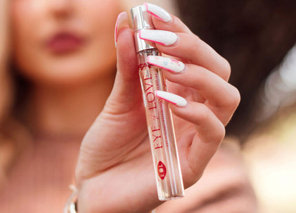 Ein klarer glasflakon parfum mit silberkappe und rotem text eye & love von fol im format 10 ml pheromon parfum