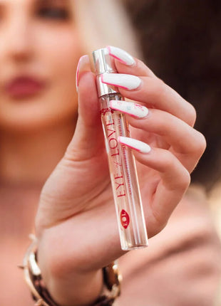Ein klarer glasflakon parfum mit silberkappe und rotem text eye & love von fol im format 10 ml pheromon parfum