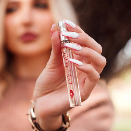 Ein klarer glasflakon parfum mit silberkappe und rotem text eye & love von fol im format 10 ml pheromon parfum