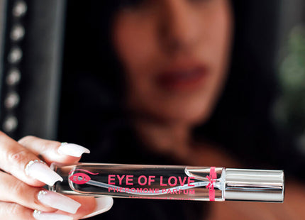 Ein eleganter transparenter glas-rollerball-flakon mit silberner kappe und pinker markierung für eye of love pheromon parfum