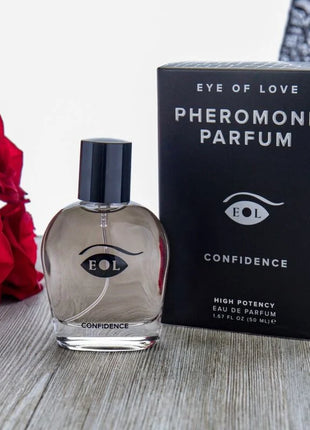 Klare glasparfumflasche mit schwarzem deckel und eol eye logo etikettiert als eye of love confidence pheromone parfum