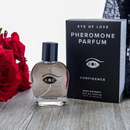 Klare glasparfumflasche mit schwarzem deckel und eol eye logo etikettiert als eye of love confidence pheromone parfum