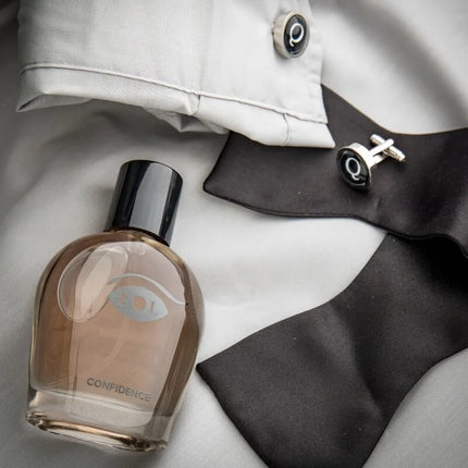 Eine klare glasflasche eol confidence pheromon parfum deluxe 50 ml mit schwarzem verschluss und hellbernsteinfarbener flüssigkeit