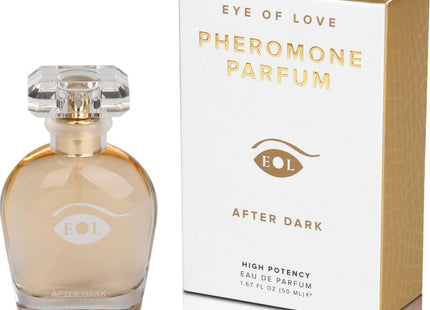 Ein klarer Glasparfümflakon eye of love after dark mit facettiertem Kristallverschluss und goldenen Akzenten