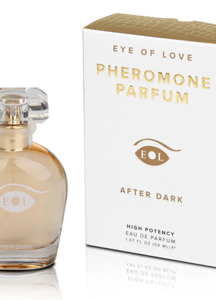 Ein klarer Glasparfümflakon eye of love after dark mit facettiertem Kristallverschluss und goldenen Akzenten