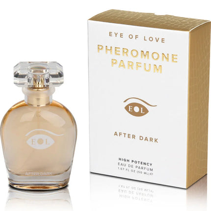 Ein klarer Glasparfümflakon eye of love after dark mit facettiertem Kristallverschluss und goldenen Akzenten
