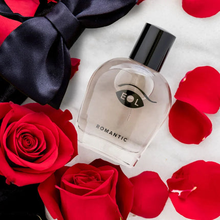 Klarer glasparfümflakon mit schwarzem verschluss und minimalistischem augenlogo etikettiert romantic von eol