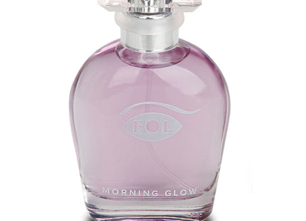 Ein durchsichtiges lavendelfarbenes glas parfumflakon mit facettiertem kristallstopfen und silbernem deckel mit eol morning glow branding