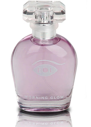 Ein durchsichtiges lavendelfarbenes glas parfumflakon mit facettiertem kristallstopfen und silbernem deckel mit eol morning glow branding