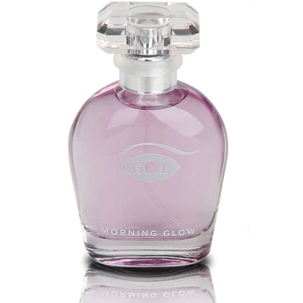 Ein durchsichtiges lavendelfarbenes glas parfumflakon mit facettiertem kristallstopfen und silbernem deckel mit eol morning glow branding
