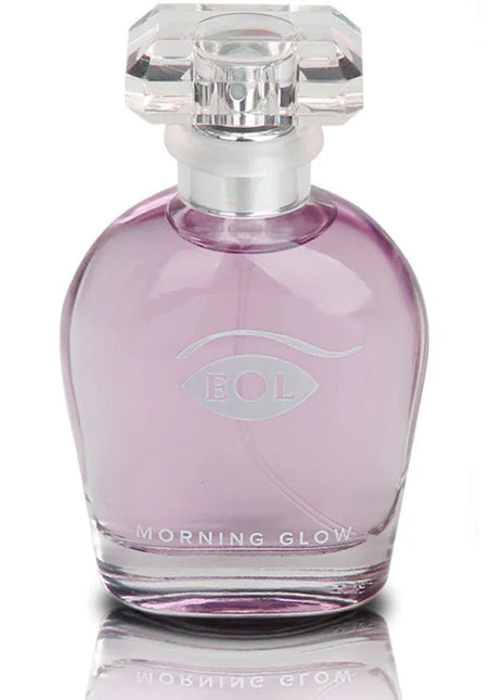 Ein durchsichtiges lavendelfarbenes glas parfumflakon mit facettiertem kristallstopfen und silbernem deckel mit eol morning glow branding