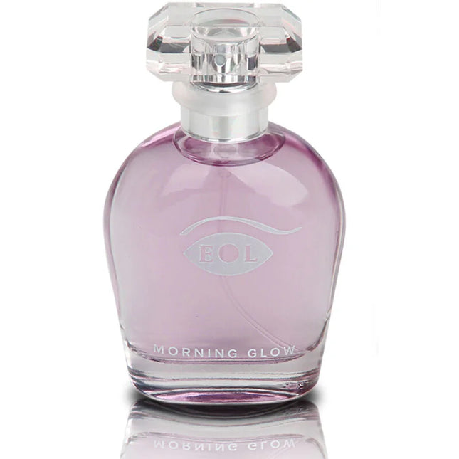 Ein durchsichtiges lavendelfarbenes glas parfumflakon mit facettiertem kristallstopfen und silbernem deckel mit eol morning glow branding