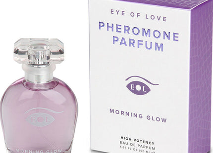 Ein eleganter transparenter glasparfümflakon mit facettiertem kristallverschluss und lavendelfarbenem duft eol pheromone parfum deluxe 50 ml morning glow
