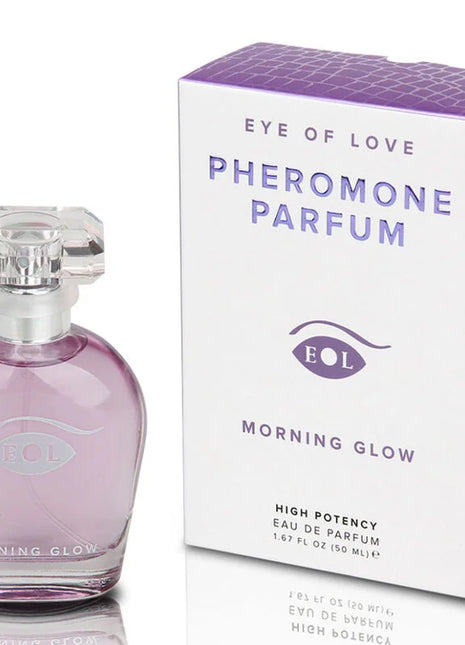 Ein eleganter transparenter glasparfümflakon mit facettiertem kristallverschluss und lavendelfarbenem duft eol pheromone parfum deluxe 50 ml morning glow