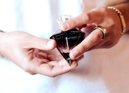 Ein eleganter schwarzer glas-flakon mit kristallverschluss und dem wort matchmaker für eye of love matchmaker black diamond parfüm
