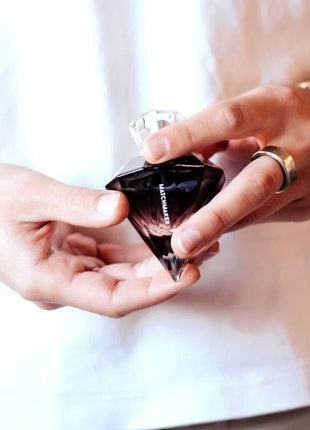 Ein eleganter schwarzer glas-flakon mit kristallverschluss und dem wort matchmaker für eye of love matchmaker black diamond parfüm