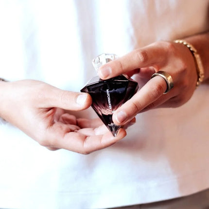 Ein eleganter schwarzer glas-flakon mit kristallverschluss und dem wort matchmaker für eye of love matchmaker black diamond parfüm