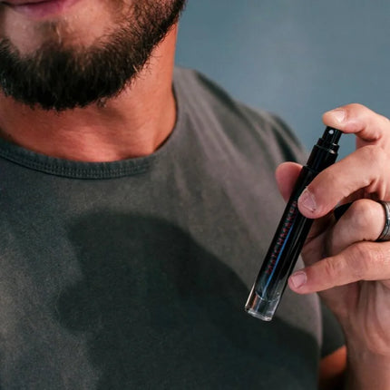 Schwarze sprayflasche mit klarem glasboden und roter schrift eye of love matchmaker black diamond pheromon parfum für ihn 10 ml