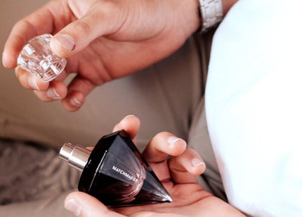 Schwarze diamantförmige matchmaker parfumsflasche mit silberkappe und klarem kristallverschluss für ihn 30 ml