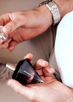 Schwarze diamantförmige matchmaker parfumsflasche mit silberkappe und klarem kristallverschluss für ihn 30 ml