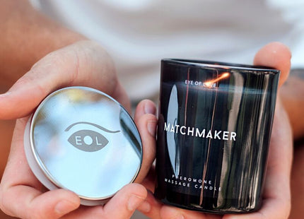 Schwarzes glas kerzenglas mit silbernem deckel und matchmaker label als pheromon massagekerze eye of love 150 ml