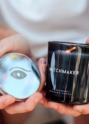 Schwarzes glas kerzenglas mit silbernem deckel und matchmaker label als pheromon massagekerze eye of love 150 ml
