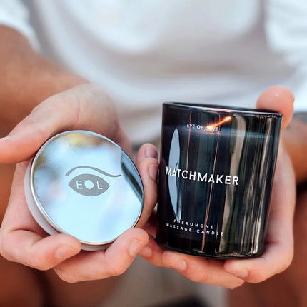 Schwarzes glas kerzenglas mit silbernem deckel und matchmaker label als pheromon massagekerze eye of love 150 ml