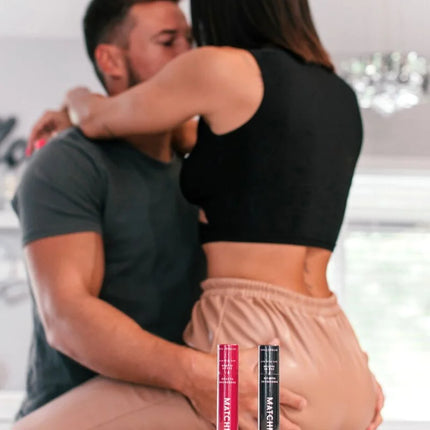 Zwei zylindrische mascaras in rot und schwarz von eye of love matchmaker black diamond pheromon-parfüm 10 ml stehen auf einer fläche