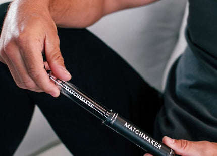 Schwarze zylindrische matchmaker vakuumpumpe mit transparenter sektion und silbernen metallakzenten für eye of love parfum