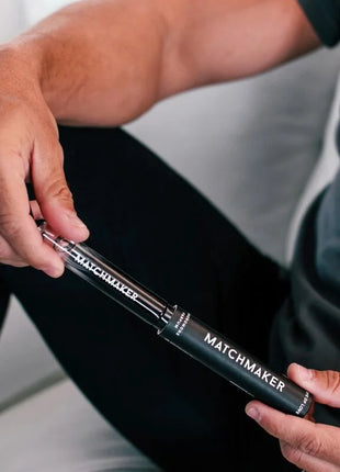 Schwarze zylindrische matchmaker vakuumpumpe mit transparenter sektion und silbernen metallakzenten für eye of love parfum