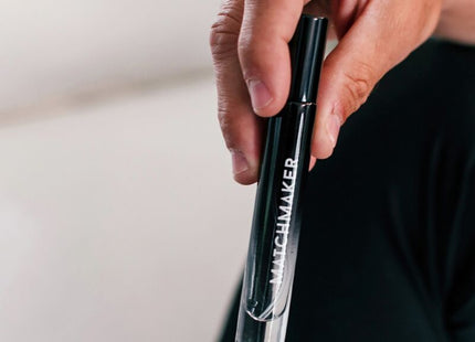 Schwarze und klare glasflasche mit matchmaker beschriftung gehalten in hand pheromon-parfüm eye of love 10 ml