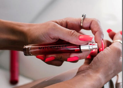 Ein eleganter transparenter roter mac lipstick tube mit silbernem verschluss und schwarzer markierung für eye of love matchmaker red diamond lgbtq parfum pheromone für sie 10 ml