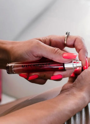 Ein eleganter transparenter roter mac lipstick tube mit silbernem verschluss und schwarzer markierung für eye of love matchmaker red diamond lgbtq parfum pheromone für sie 10 ml
