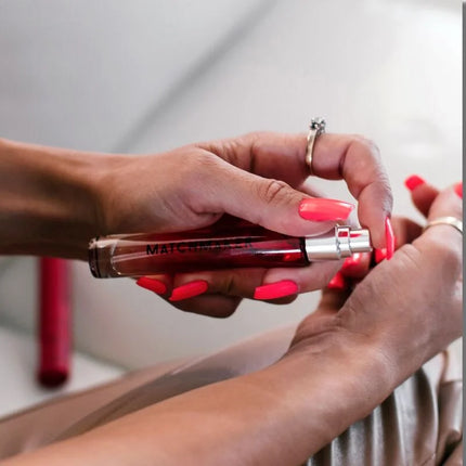 Ein eleganter transparenter roter mac lipstick tube mit silbernem verschluss und schwarzer markierung für eye of love matchmaker red diamond lgbtq parfum pheromone für sie 10 ml