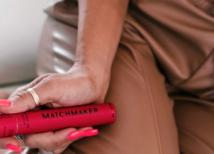 Ein lebendiges rotes zylinderförmiges mascara-rohr matchmaker mit glänzendem finish aus der eye of love red diamond parfums für sie
