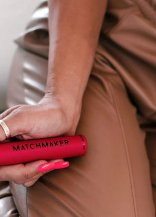 Ein lebendiges rotes zylinderförmiges mascara-rohr matchmaker mit glänzendem finish aus der eye of love red diamond parfums für sie